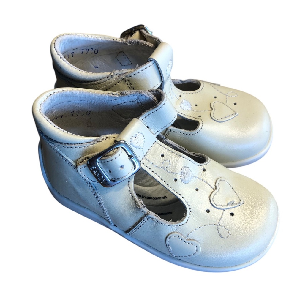 NWOT Sandy Mexico 15 (US 8) Cream Heart-Patterned T-Strap Dress Shoes